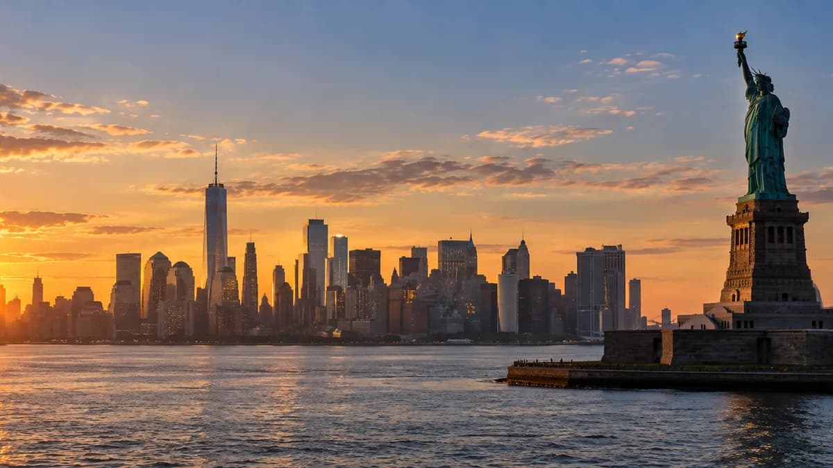 Đường chân trời Thành phố New York bên kia mặt nước vào giờ xanh
